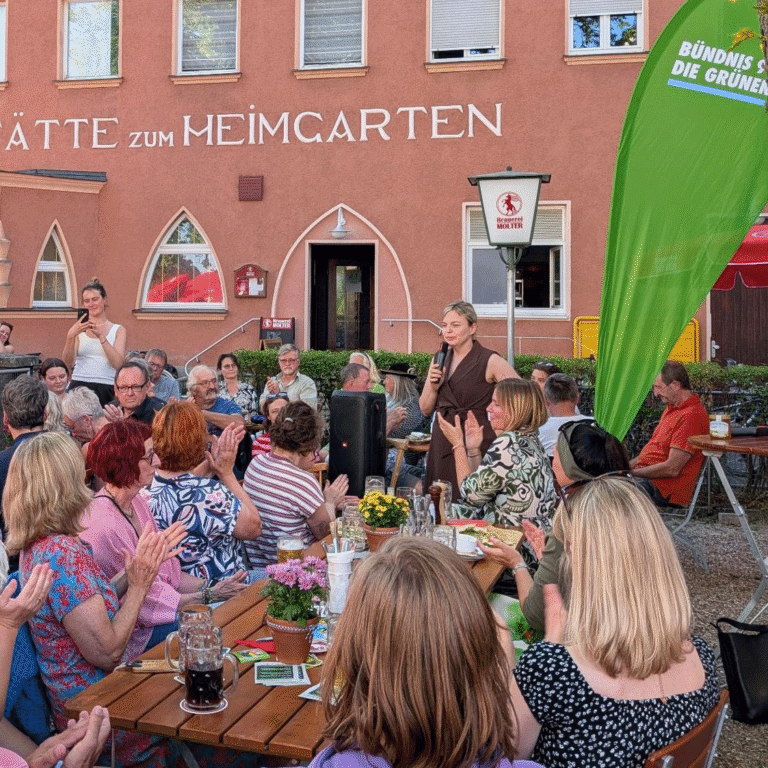 Voller Biergarten, klare Botschaften: Katharina Schulze und Laura Weber werben in der Oberpfalz für Erneuerbare und Zusammenhalt